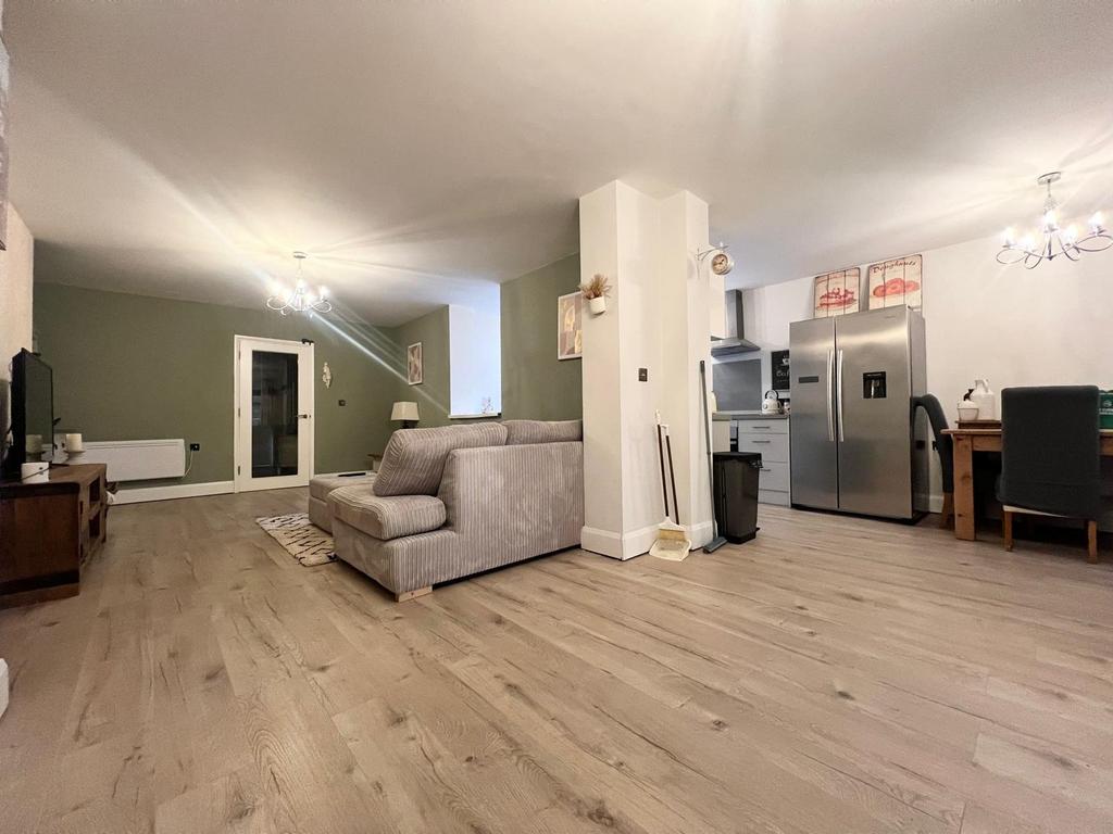 Lounge / Dining Area