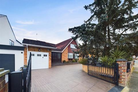 5 bedroom detached house for sale, Park Avenue, Ruislip HA4