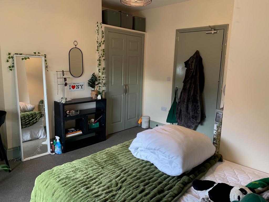 A cozy and inviting double bedroom featuring st...