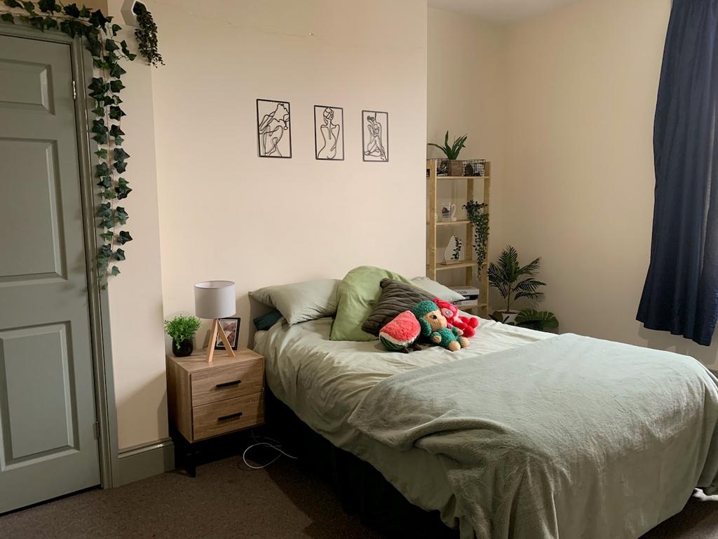 A cozy and inviting double bedroom featuring st...