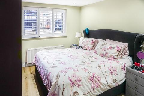 2 bedroom flat for sale, Albert Road, London SE25