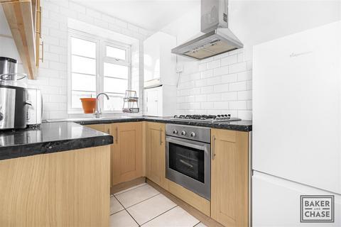 2 bedroom flat for sale, Beech Lawns, North Finchley N12