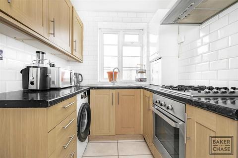 2 bedroom flat for sale, Beech Lawns, North Finchley N12