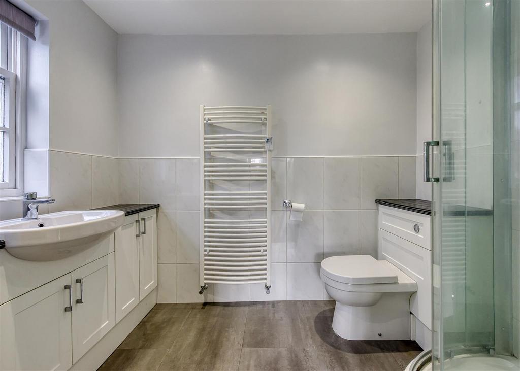 21 Ash Hill-bed1 ensuite.jpg