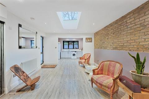 3 bedroom flat for sale, Christchurch Road, Crouch End, N8