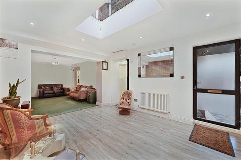 3 bedroom flat for sale, Christchurch Road, Crouch End, N8