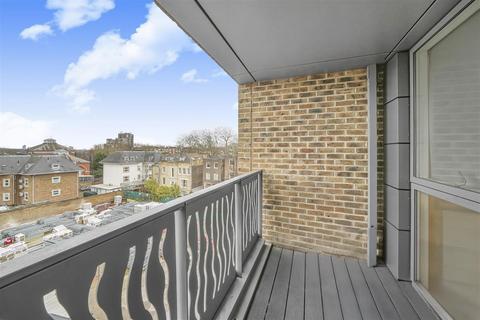 1 bedroom flat for sale, Hamlet Court, Smithfield Square, N8