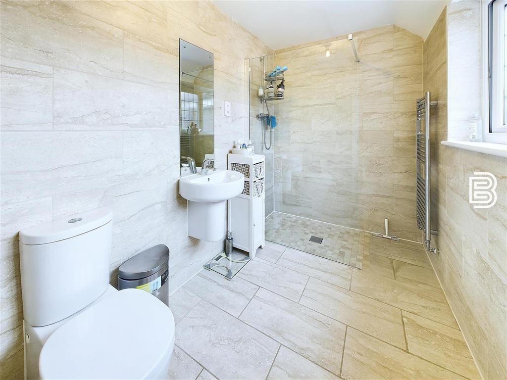 Ensuite 1.jpg