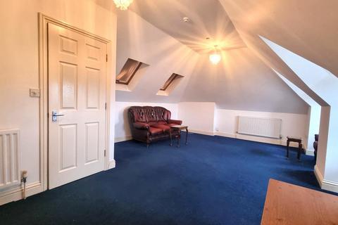 2 bedroom flat to rent, West Street, Erith