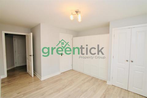 2 bedroom flat to rent, Watery Lane, Turnford