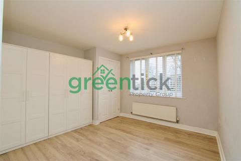 2 bedroom flat to rent, Watery Lane, Turnford