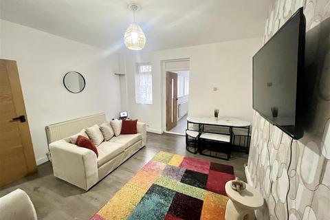 4 bedroom flat to rent, Blackbird Hill, London