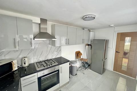 4 bedroom flat to rent, Blackbird Hill, London