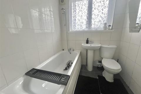 4 bedroom flat to rent, Blackbird Hill, London