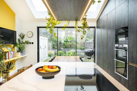 44 Wilna Road, London, SW18 3BA