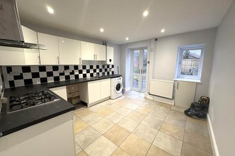 4 bedroom semi-detached house to rent, Tabernacle Road, Hanham, Bristol