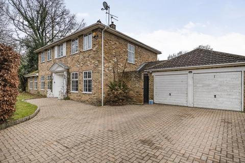 1 Broome Close, Yateley, GU46 7SY