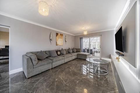 1 Broome Close, Yateley, GU46 7SY