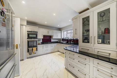 1 Broome Close, Yateley, GU46 7SY