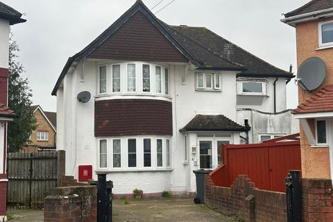 7 bedroom detached house to rent, Yew Tree Walk, Hounslow