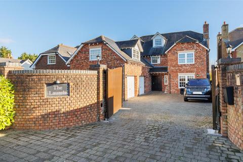 6 bedroom house to rent, Dodnor Lane, Newport