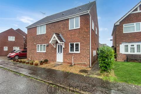 3 bedroom semi-detached house to rent, Hereward Close, Wivenhoe, CO7 9SB