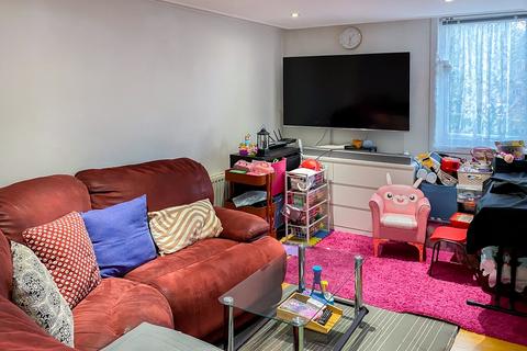 2 bedroom flat for sale, Britten Close, London, NW11