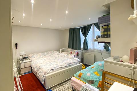 2 bedroom flat for sale, Britten Close, London, NW11