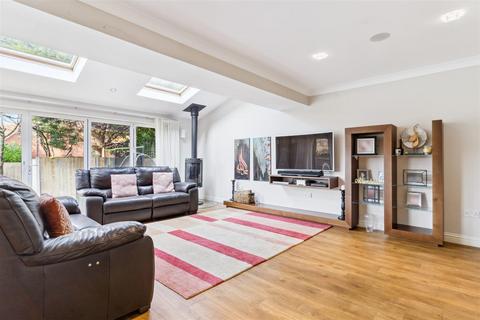 75 Linceslade Grove, Loughton, Milton Keynes, MK5 8AD
