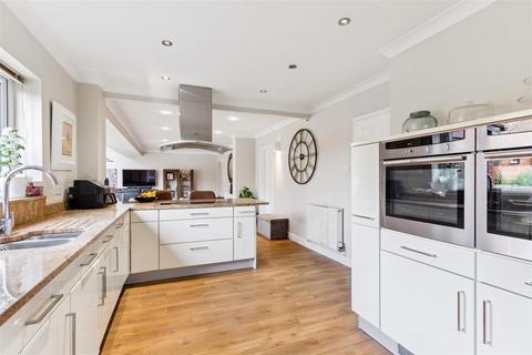 75 Linceslade Grove, Loughton, Milton Keynes, MK5 8AD