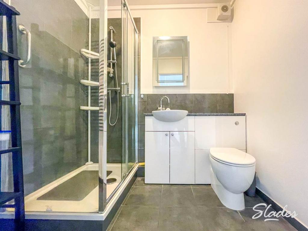 4 Marina shower room
