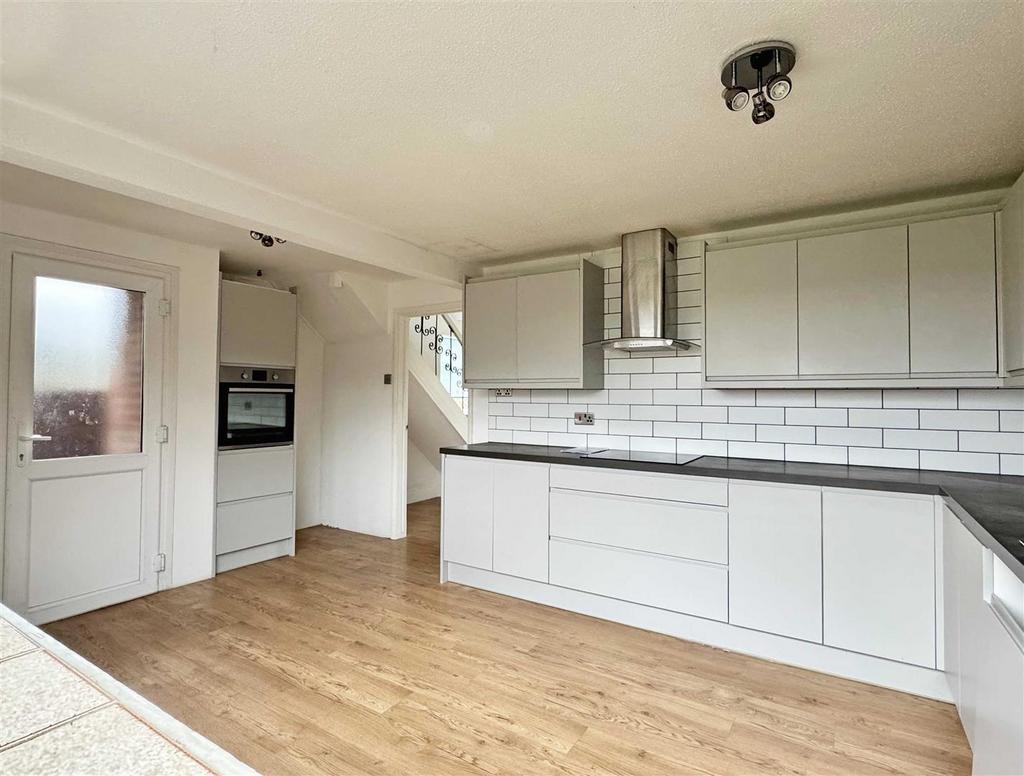 Kitchen b.jpg