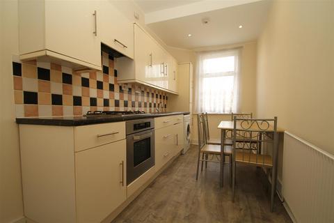 2 bedroom flat to rent, James Lane, London