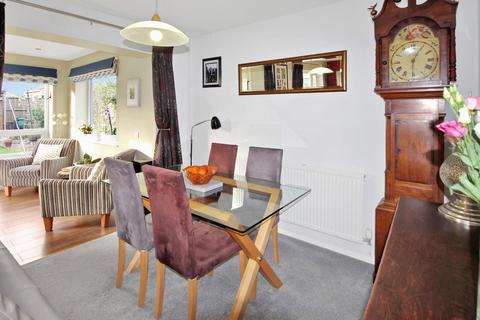 28 Dickens Road, Rugby, CV22 5RW