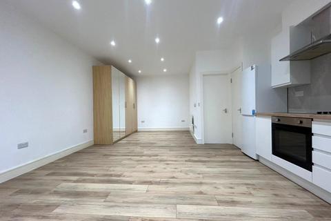 Studio to rent, Station Road, Harrow HA1