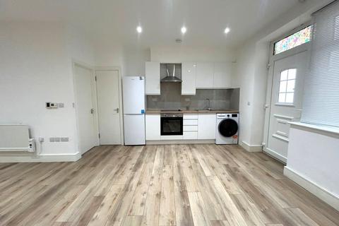 Studio to rent, Station Road, Harrow HA1