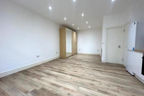 Studio to rent, Station Road, Harrow HA1