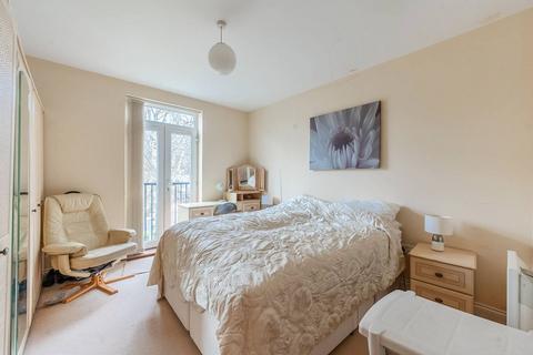 2 bedroom flat for sale, Stonegrove, Edgware, HA8