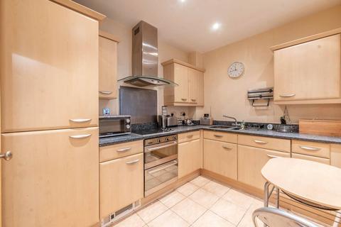 2 bedroom flat for sale, Stonegrove, Edgware, HA8