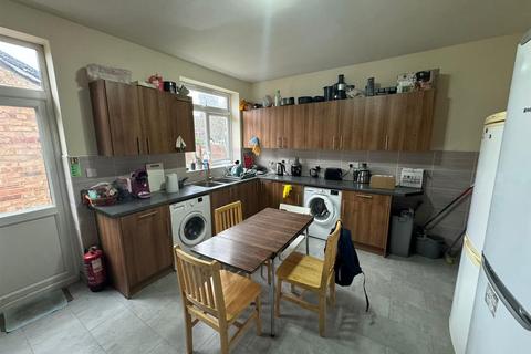 Property to rent, Upsdell Avenue, London N13