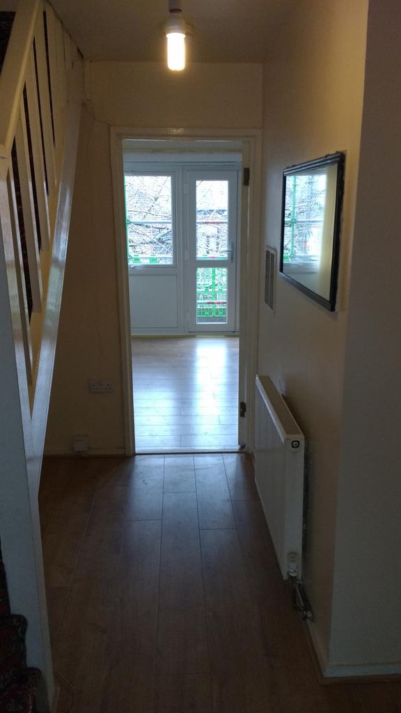 Available 2 Bedroom Maisonette Flat in Ailsa Hous
