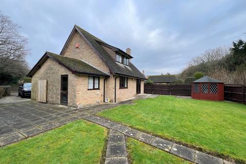 3 bedroom chalet for sale, Mendip Close, New Milton, Hampshire. BH25 6TY