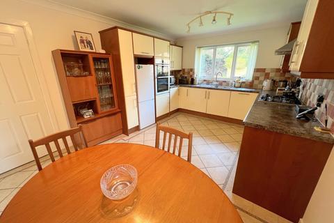 3 bedroom chalet for sale, Mendip Close, New Milton, Hampshire. BH25 6TY