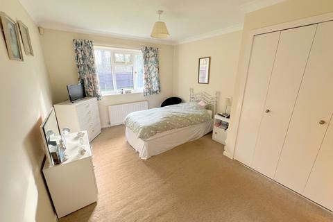 3 bedroom chalet for sale, Mendip Close, New Milton, Hampshire. BH25 6TY