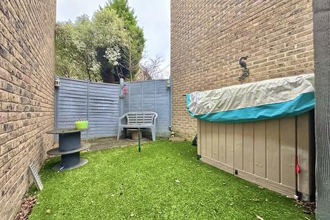 6 Crofton Square, Sherfield On Loddon, Hook, RG27 0SX