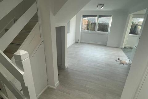 3 bedroom maisonette to rent, Osward Place, Edmonton