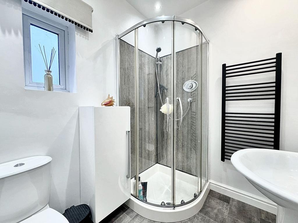 Jack and jill en suite shower room