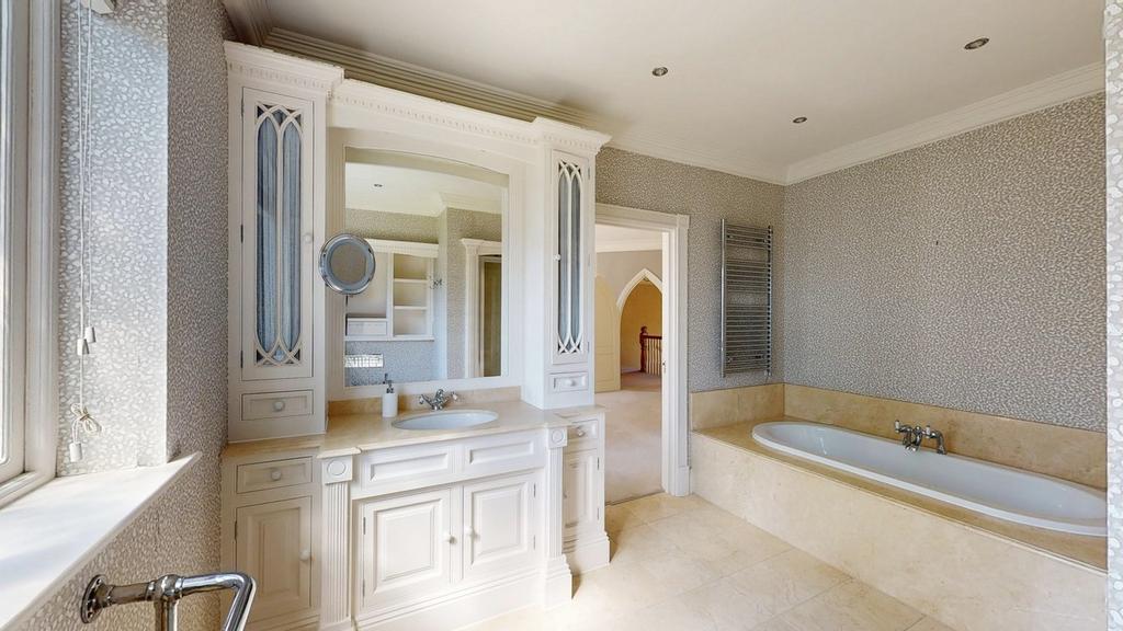 Master En Suite Bathroom