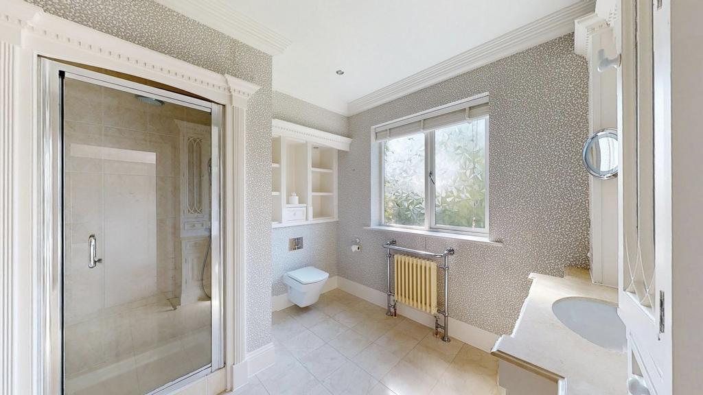 Master En Suite Bathroom