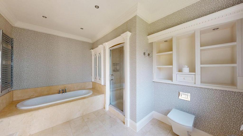 Mater En Suite Bathroom